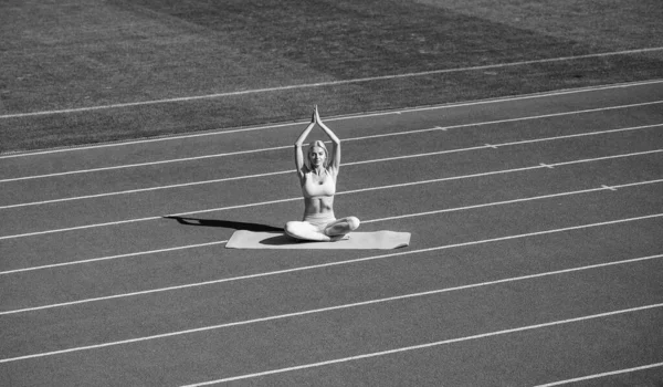 Athletic Female Practice Yoga Stadium Stretch Sport Workout Pilates Trainer — Fotografia de Stock