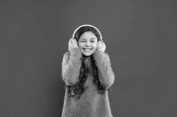 Прослуховування Аудіокниги Щаслива Дитина Слухає Музику Навушниках Дитячий Светр Висловити — стокове фото
