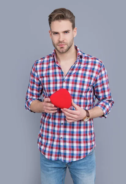 Сердечный Подарок Любви Человека Клетчатой Рубашке День Святого Валентина Мужчина — стоковое фото