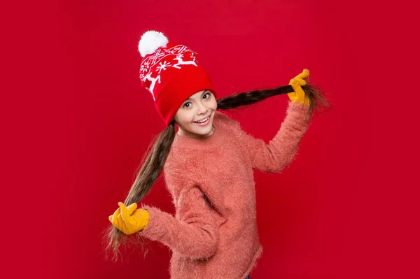 Χειμωνιάτικη Μόδα Για Έφηβο Παιδί Που Διασκεδάζει Πλεκτικά Καπέλα Έφηβος — Φωτογραφία Αρχείου