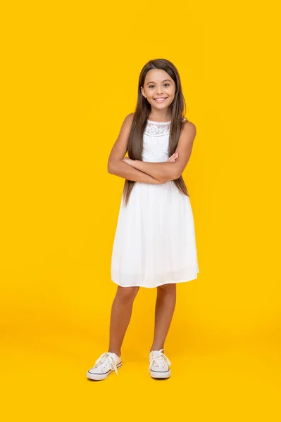 Fröhliches Teenie Kind Weißem Kleid Steht Auf Gelbem Hintergrund — Stockfoto