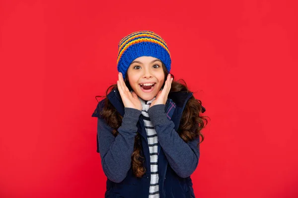 暖かい服を着た子供の肖像画です 肯定的な感情を表現する 冬のファッション 帽子に巻き毛の子供を驚かせました 10代の女の子が — ストック写真