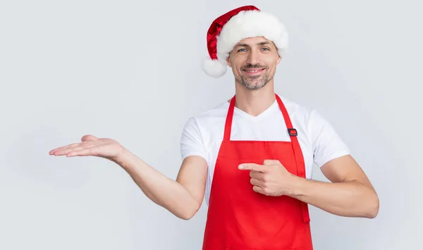 Glad Mogen Man Röd Servitör Förkläde Och Jul Tomte Hatt — Stockfoto