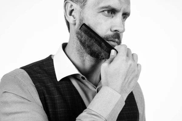Homem Bonito Pentear Sua Barba Com Escova Cabelo Grooming — Fotografia de Stock