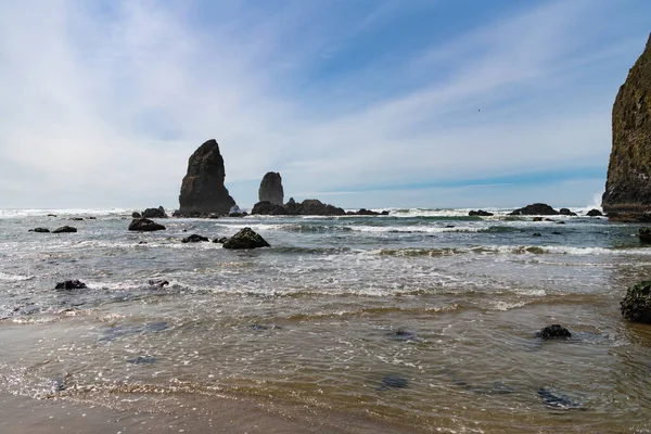 海の自然 キャノン ビーチの風景オレゴン 夏休みだ 海や海の水と共に — ストック写真