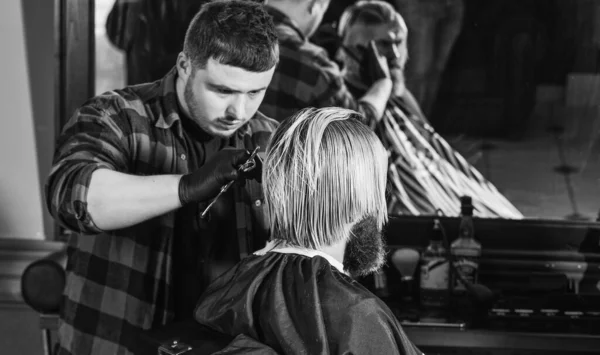 Brutal Homme Barbu Salon Coiffure Avec Maître Look Cheveux — Photo
