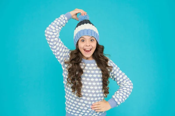 Веселая Девочка Наслаждаться Зимней Погодой Вязаной Шляпе Свитере Голубом Фоне — стоковое фото