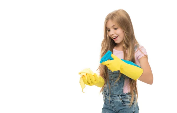 청소하는 여자는 장갑을 공간으로 세탁하면서 미소짓는다 장갑을 클리닝 청소하는 여자는 — 스톡 사진