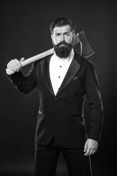 深刻なUnshaven男とともに髭と口ひげで正式なスーツ保持斧暗い背景 残忍な — ストック写真