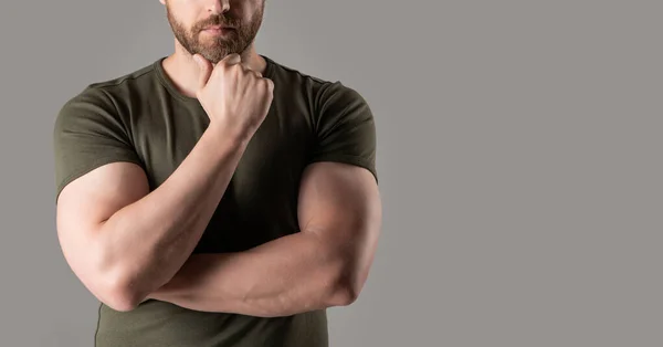 肌肉男穿着T恤的剪影 肌肉男子孤立在灰色背景与复制空间 工作室里的肌肉男 肌肉男交叉双手合影 — 图库照片