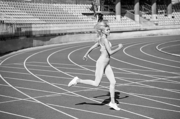 Maraton Hız Enerjisi Hareket Halindeki Kadın Atletik Bayan Sprint Yarışıyor — Stok fotoğraf