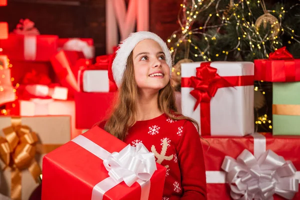 크리스마스 아동기 겨울의 아름다움을 발견하라 크리스마스 상자에 모자를 산타가 선물을 — 스톡 사진