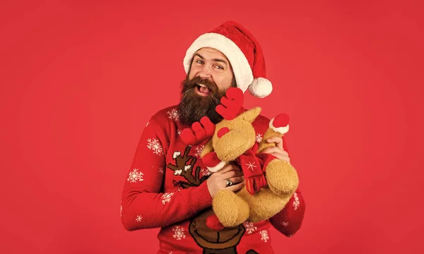 クリスマス 子供への贈り物だ サンタさん 髭の男のトナカイのおもちゃ プラッシュシカ ヒップスター男はクリスマスプレゼントを保持します 幸せな男遊び心のある気分 新年明けましておめでとう サンタクロースを助ける クリスマスのシンボル — ストック写真