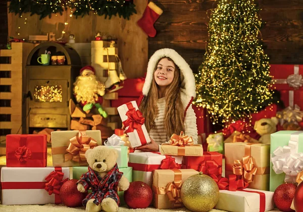 Feestfeest Klein Meisje Kerstmis Online Winkelen Levering Kerstcadeaus Prachtige Ingerichte — Stockfoto
