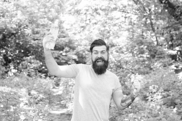 Щасливий Бородатий Чоловік Тримає Пляшку Зрілий Хіпстер Бородою Лісі Літня — стокове фото