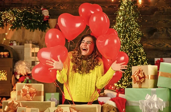 最好的情人节 爱情和浪漫 圣诞节礼物盒里的快乐女人 二月十四日是最喜欢的寒假 喜欢新年礼物 情人节快乐 女孩从瓦伦丁那儿得到了心形气球 — 图库照片