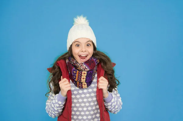 Şaşırmış Kıvırcık Saçlı Genç Kız Noel Tatillerinde Kış Trendi Için — Stok fotoğraf