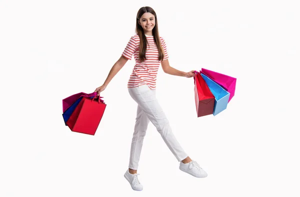 一个爱购物的女孩走路去购物 购物狂女孩购物后的照片 少女购物狂 购物袋与白色背景隔离 购物狂女孩拿着购物袋在工作室里 — 图库照片