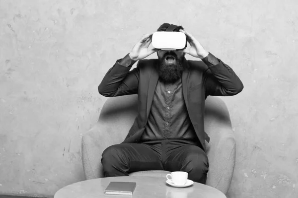 Vamos Ser Virtuais Realizador Chocado Usa Auscultadores Usando Realidade Virtual — Fotografia de Stock