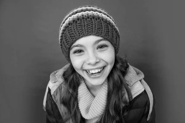 Closeup Χαρούμενο Παιδί Πλεκτό Καπέλο Χειμώνα Και Κάτω Γιλέκο Κόκκινο — Φωτογραφία Αρχείου