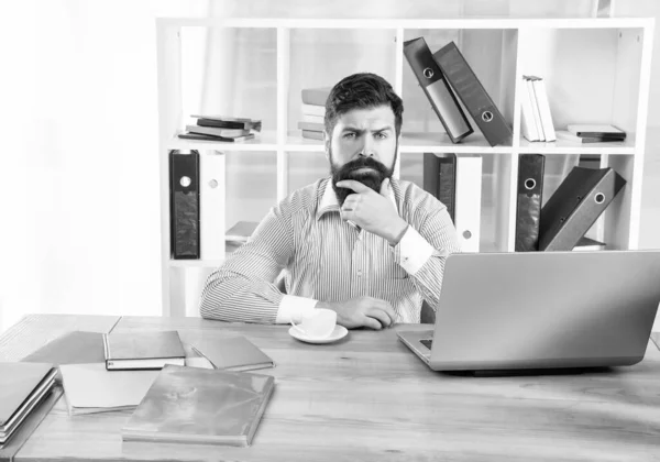 Ernsthafter Mann Arbeitsplatz Denkender Mann Sitzt Schreibtisch — Stockfoto