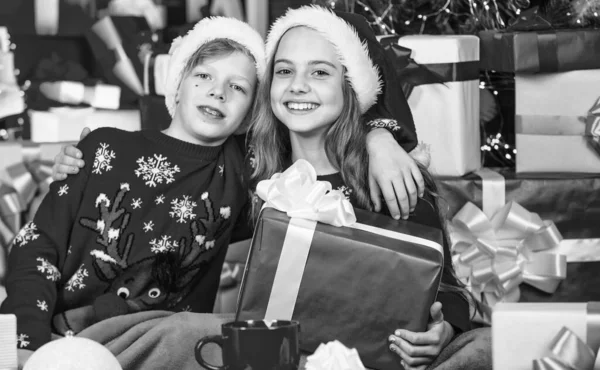 Komik Çocuklar Aile Eğlencesi Çocuklar Küçük Mutlu Kız Oğlan Noel — Stok fotoğraf
