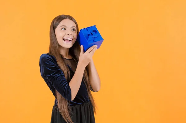 幸せな顔をした驚くべき女の子の子供の買い物客ギフトボックス コピースペース ショパオリック — ストック写真