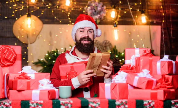 Vegyél Karácsonyi Ajándékokat Férfi Mikulás Kalap Készül Karácsonyi Ünnep Boldog — Stock Fotó