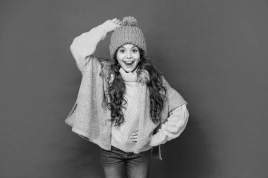 Kalın giysiler giyen çocuk portresi. Olumlu duygularını ifade et. Kış modası. Şapkalı, kıvırcık saçlı, hayret verici çocuk. Kadın manken. örgü elbiseli genç kız.