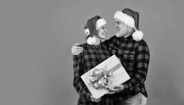 オレンジの背景が好き クリスマスの魔法の時間だ クリスマスが大好きです 愛のカップルはクリスマス休暇のお祝いをお楽しみください サンタの帽子をかぶっている 大人のためのエンターテイメントのアイデア サンタチーム — ストック写真