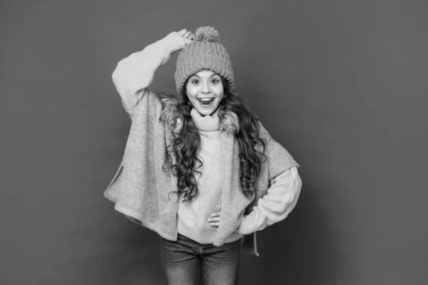 Retrato Criança Vestindo Roupas Quentes Expressar Emoção Positiva Moda Inverno — Fotografia de Stock