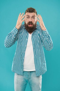Ne yapsam? Sürpriz ve şok. Aman Tanrım. Kareli gömlekli vahşi sakallı hippi. Olgun bir adam. Mavi arka planda sakallı ve bıyıklı yakışıklı adam. Erkek duygularını ifade eder.