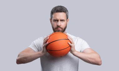 Stüdyoda yetişkin bir basketbolcu. Basketbolcu ve topçunun fotoğrafı. Spor giyim sektöründe basketbol oyuncusu. atlet basketbolcu gri arka planda izole.