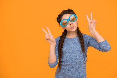 Parça jesti. Çocuk modası ve güzellik. Küçük kız havalı görünüyor. çocukluk mutluluğu. Güzel örülmüş uzun saçlar. Süslü örgüler ve örgüler. Parti eğlencesi. Gözlüklü komik genç kız..