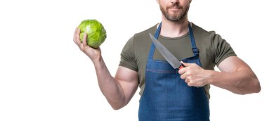 Beyaz önlüklü, lahanalı ve bıçaklı bir adam görüntüsü. Boşluğu kopyala.