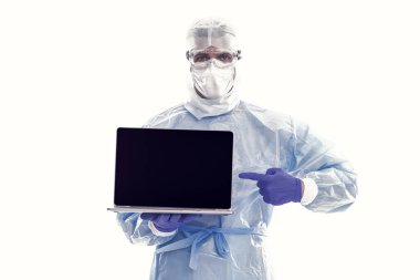 Doktor Epidemiyoloji uzmanı Coronavirus salgını sırasında solunum maskesi ve koruyucu kostüm takıyor..