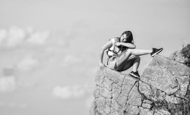 Başarı motivasyonu. Dağcılık yaşam tarzı. Başarının yolu. Dağ gezisi ve yürüyüş. tırmanma yeteneği. Dağcılık mı? Zirveye ulaşmak. Kadın dağ yamacında dinleniyor. Özgürlüğü hisset. son derece özgür.