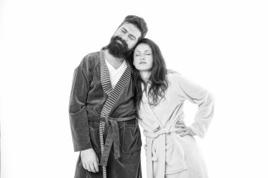 Yorgun bir çift beyaz elbiseler içinde uyur ve uyur..