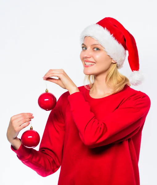 轻松的冬季装饰 添加节日气氛你的假期 新年装饰概念 圣诞树装饰的想法 女子戴圣诞老人帽子举行两球装饰装饰品圣诞节 如何装饰冬季 — 图库照片