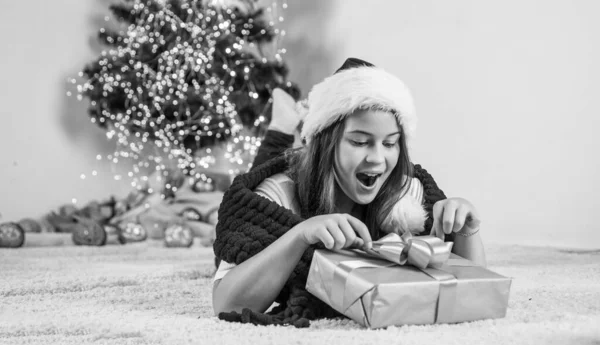 Девчонка Санта Клауса Открывает Новогоднюю Коробку Подарков Дома Украшенную Рождественским — стоковое фото