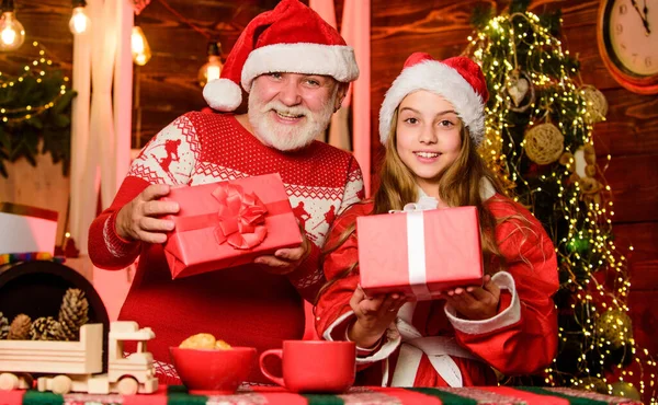 サンタクロースを信じなさい サンタは女の子に贈り物をもたらす 陽気なお祝いだ 子供は髭を生やした祖父サンタクラスとクリスマスをお楽しみください 幸せと喜び お祭りの伝統 サンタクロースがいる — ストック写真