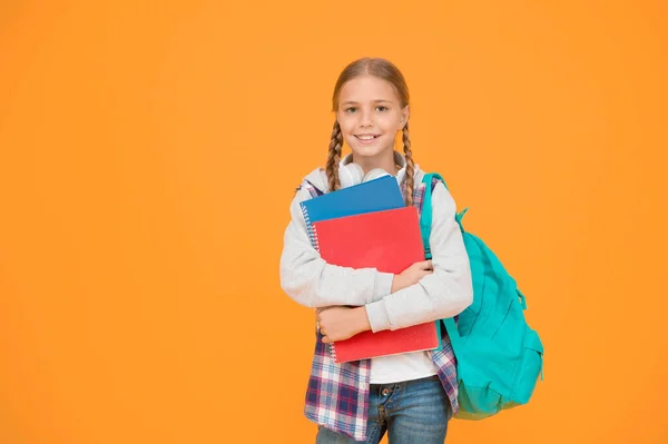 Teenager Mit Rucksack Und Büchern Motiviert Und Fleißig Stilvolles Schulmädchen — Stockfoto