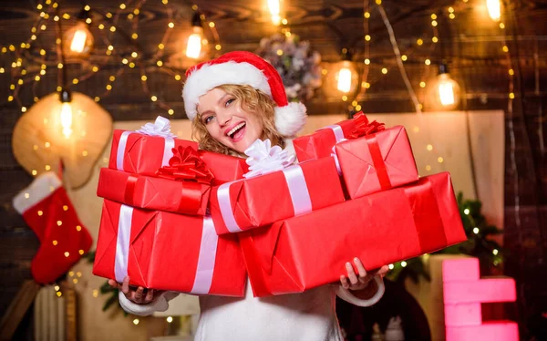 見てみろよ メリー クリスマス 冬休み クリスマス ショッピング 新年明けましておめでとう クリスマスプレゼント ギフトボックスの女の子 女とクリスマスの時間 — ストック写真