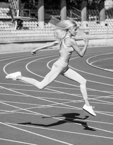 Lleno Energía Atleta Femenina Lista Para Entrenamiento Deportivo Sprint Entrenamiento — Foto de Stock