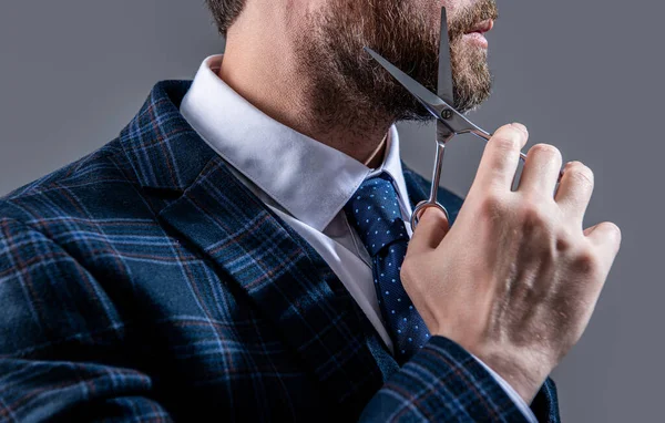 Обрезанный Вид Человека Ножницами Парикмахерской Студии Фото Бородатого Мужчины Ножницами — стоковое фото