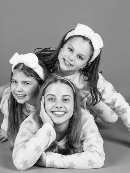Boldog Gyerekek Fekszenek Közel Egymáshoz Rózsaszín Háttér Boldog Gyermekkori Portrét — Stock Fotó