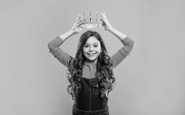Glücklich Teenager Mädchen Mit Lockigem Haar Tragen Krone Auf Blauem — Stockfoto