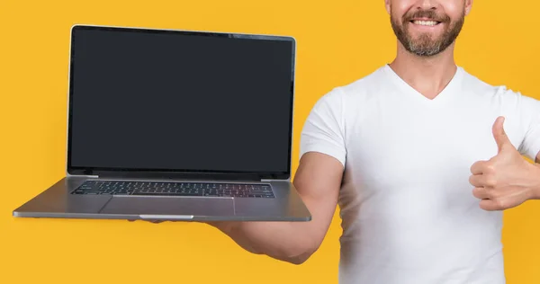 Mostrando Tela Foco Seletivo Homem Mostrando Tela Laptop Homem Mostrando — Fotografia de Stock