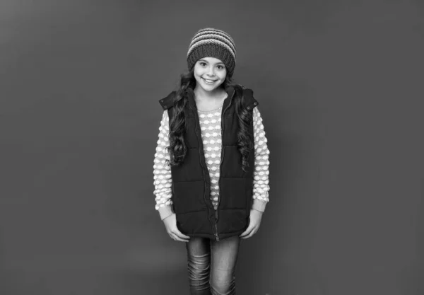 모자를 소녀와 겨울에 조끼를 — 스톡 사진