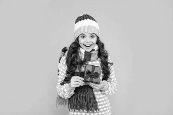 Έκπληκτο Χαρούμενο Παιδί Πλεκτό Κουτί Παιδί Δώρο Μια Έφηβη Μπλε — Φωτογραφία Αρχείου